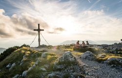 Die sanften Hügel des Hochkars laden zu einer erholsamen Auszeit in der Natur ein. Hier, wo die Luft frisch und klar ist, genießen Wanderer die atemberaubende Aussicht auf die umliegenden Berge und die unberührte Landschaft. Ein Ort, der zum Verweilen und Träumen einlädt.