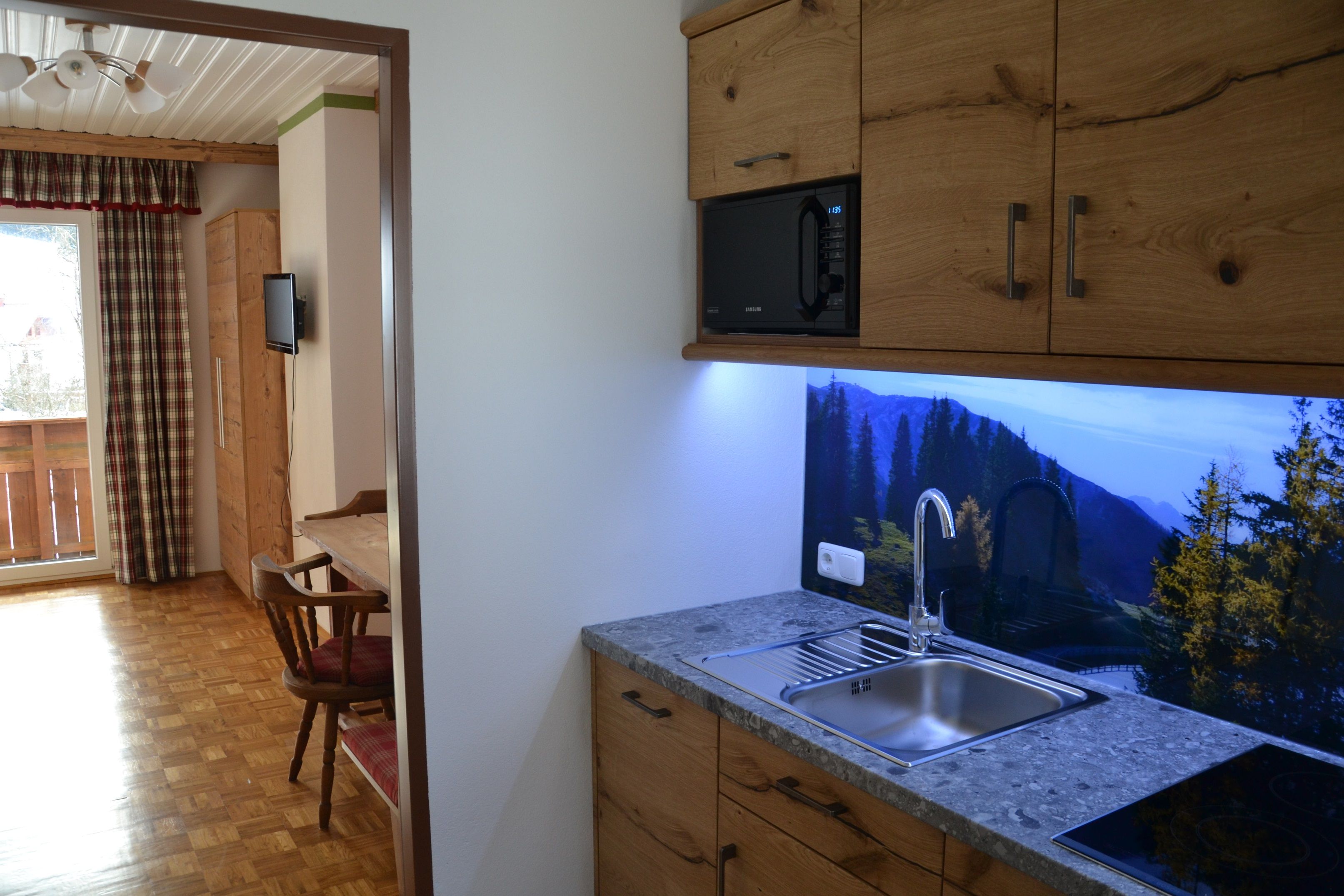 Küche und Wohnzimmer