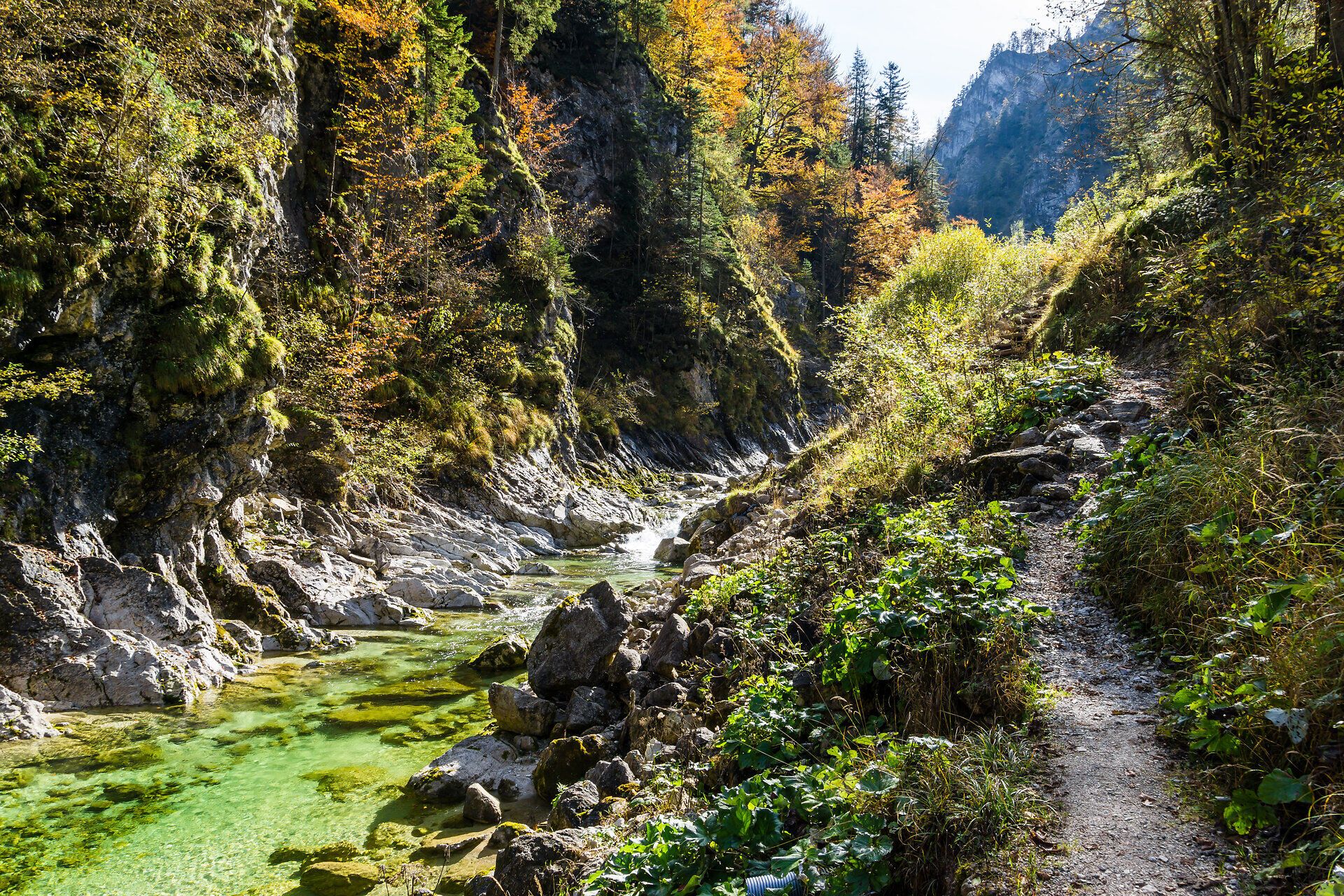 Ein malerischer Wanderweg schlängelt sich entlang des glitzernden Wassers, umgeben von majestätischen Felsen und buntem Laub. Die frische Bergluft und das sanfte Plätschern des Baches schaffen eine harmonische Atmosphäre, die zum Verweilen einlädt. Hier in den Ötschergräben erleben Naturfreunde ein wahres Paradies der Blicke.