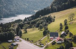 Die Rehbergweide aus der Vogelperspektive – der Hof mit seinen Gebäuden liegt eingebettet zwischen Wald, Feldern und Streuobstwiesen.
