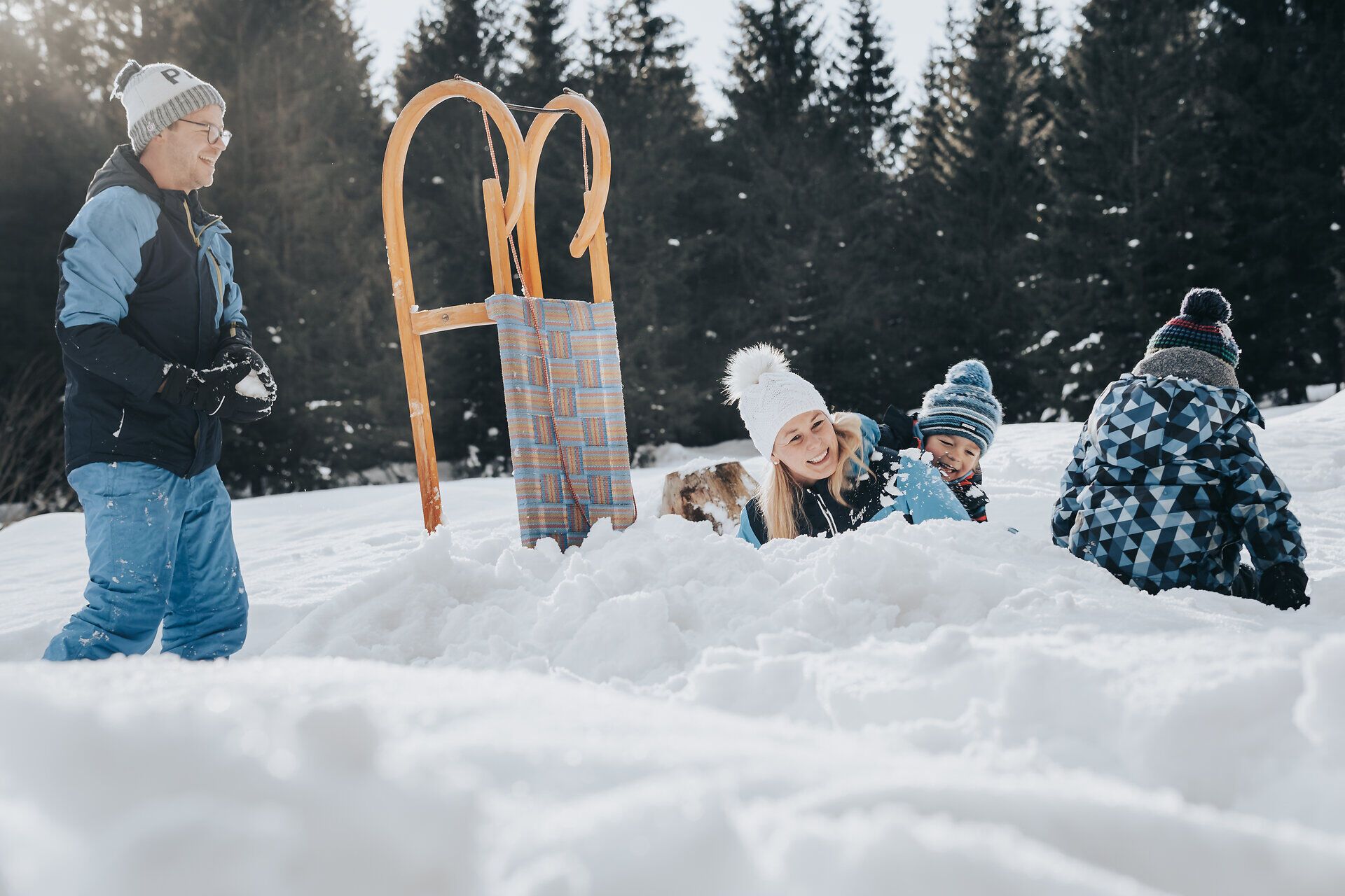 Winter am Ötscher bedeutet gemeinsame Zeit in der Natur: Familien genießen das Spielen im Schnee, frische Bergluft und die ruhige Winterlandschaft der Ybbstaler Alpen. Rund um den Ötscher lädt der Winter zu unbeschwerten Momenten abseits des Alltags ein – natürlich, entschleunigt und familienfreundlich