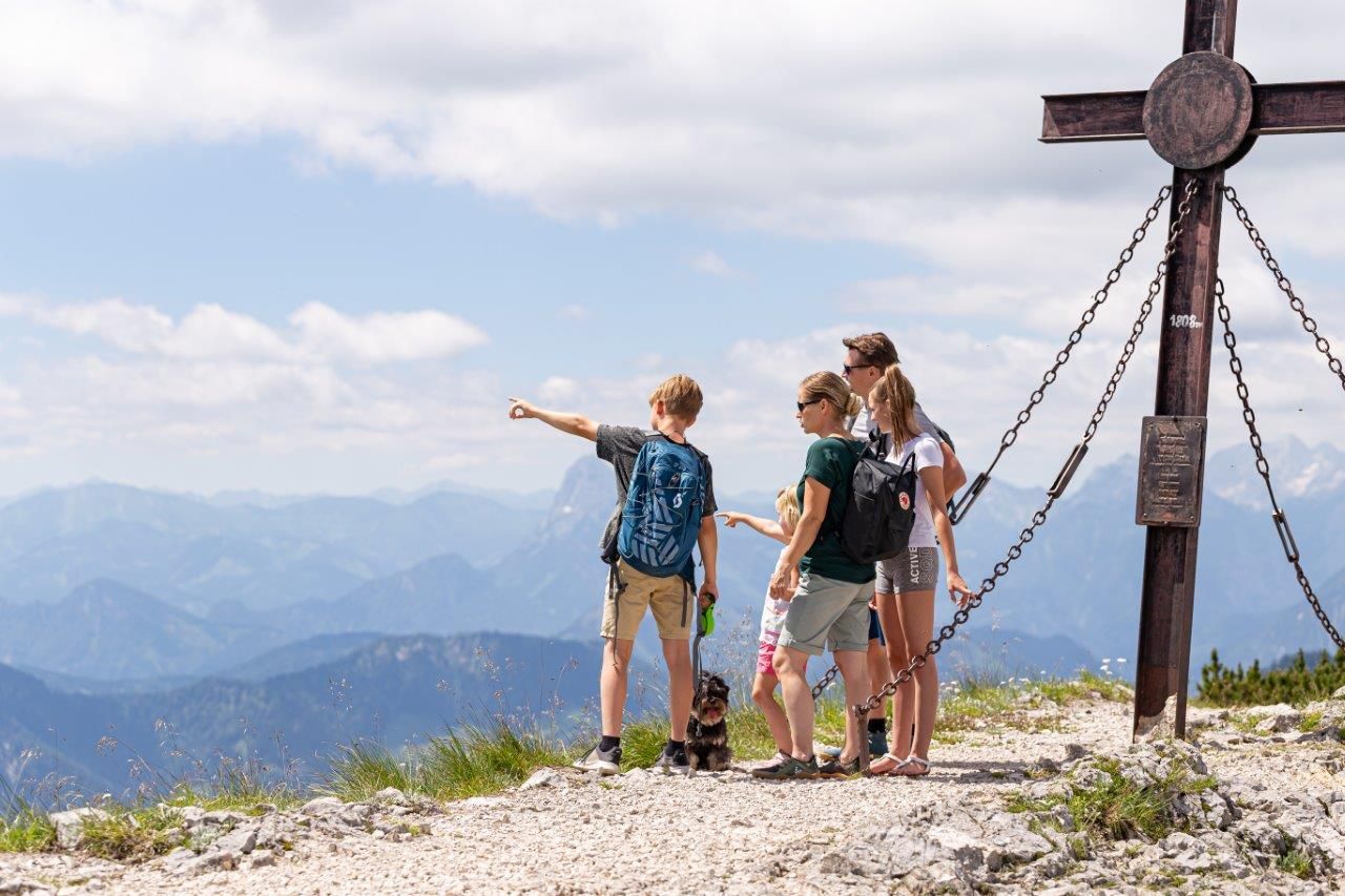 Am Hochkar Gipfelkreuz angekommen, bietet sich ein sagenhafter Rundumblick