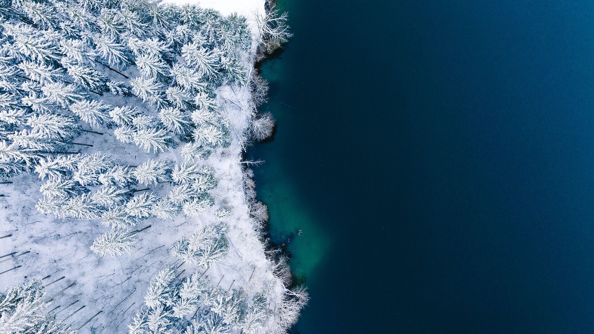 Die winterliche Landschaft verzaubert mit einer schimmernden Schneedecke, die die Bäume in ein glitzerndes Kleid hüllt. Der ruhige See spiegelt die kühle, klare Luft wider und lädt zu einem besinnlichen Spaziergang ein. Hier, wo die Natur in ihrer reinsten Form erstrahlt, findet jeder Besucher einen Ort der Ruhe und Erholung.