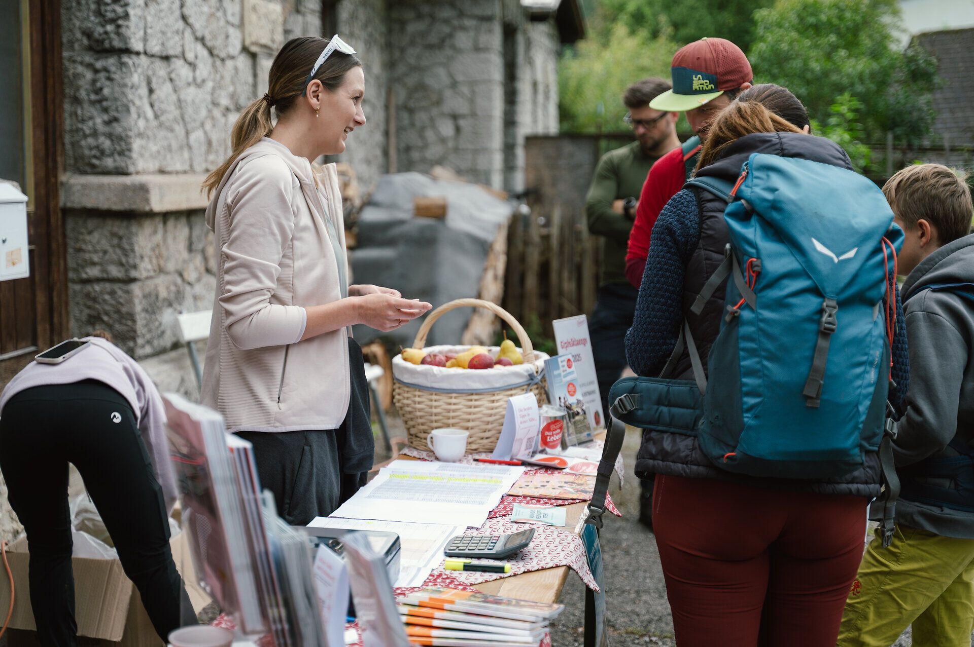 Infomaterial und Broschüren zu den Gipfelklängen in Hohenberg.
Auf Tischen liegen Flyer, Programmhefte und Broschüren bereit – Informationen rund um Musik, Wanderungen und Künstlerinnen.
