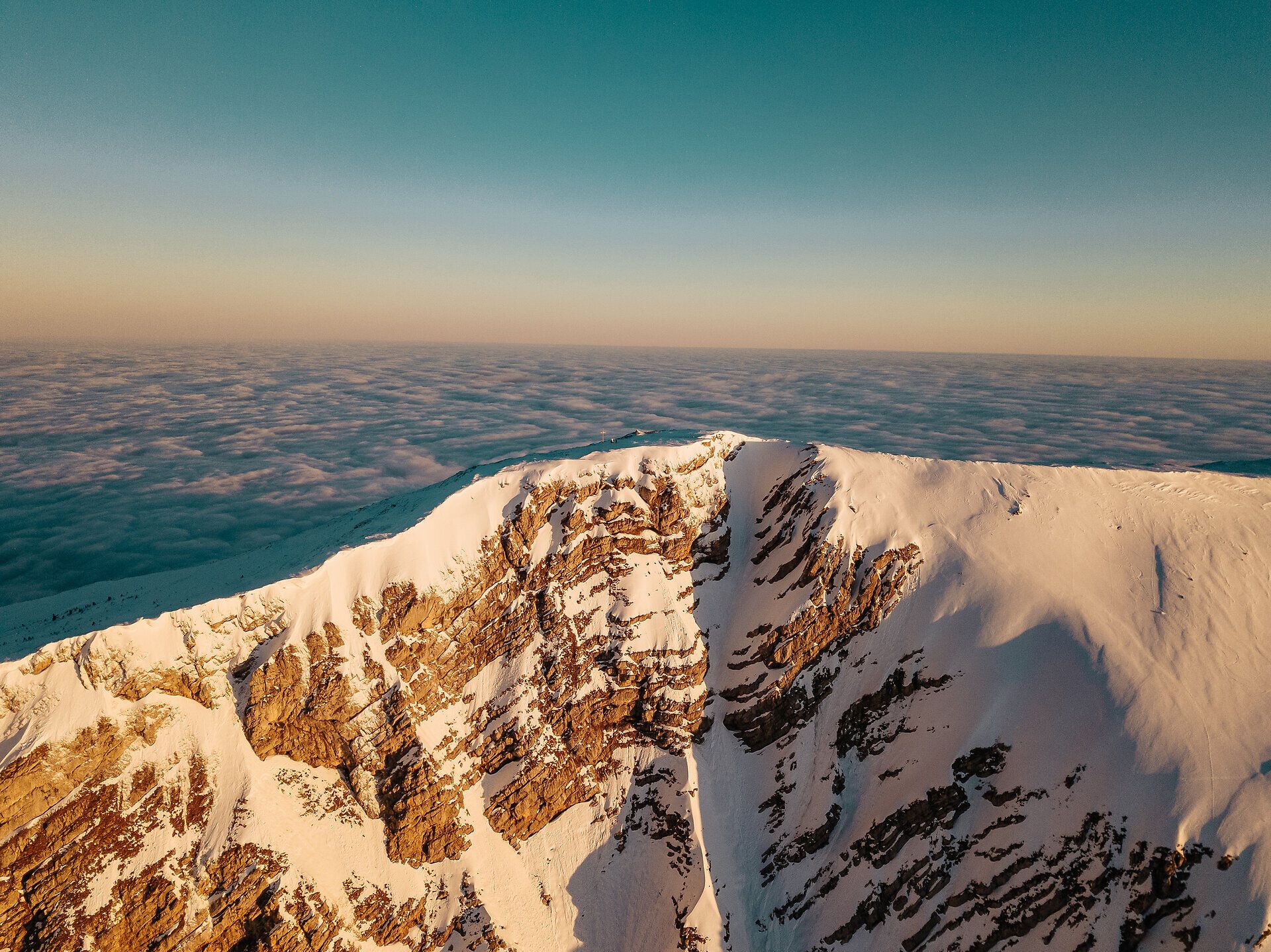 Der schneebedeckte Ötscher, ein Berg im niederösterreichischen Mostviertel. 
