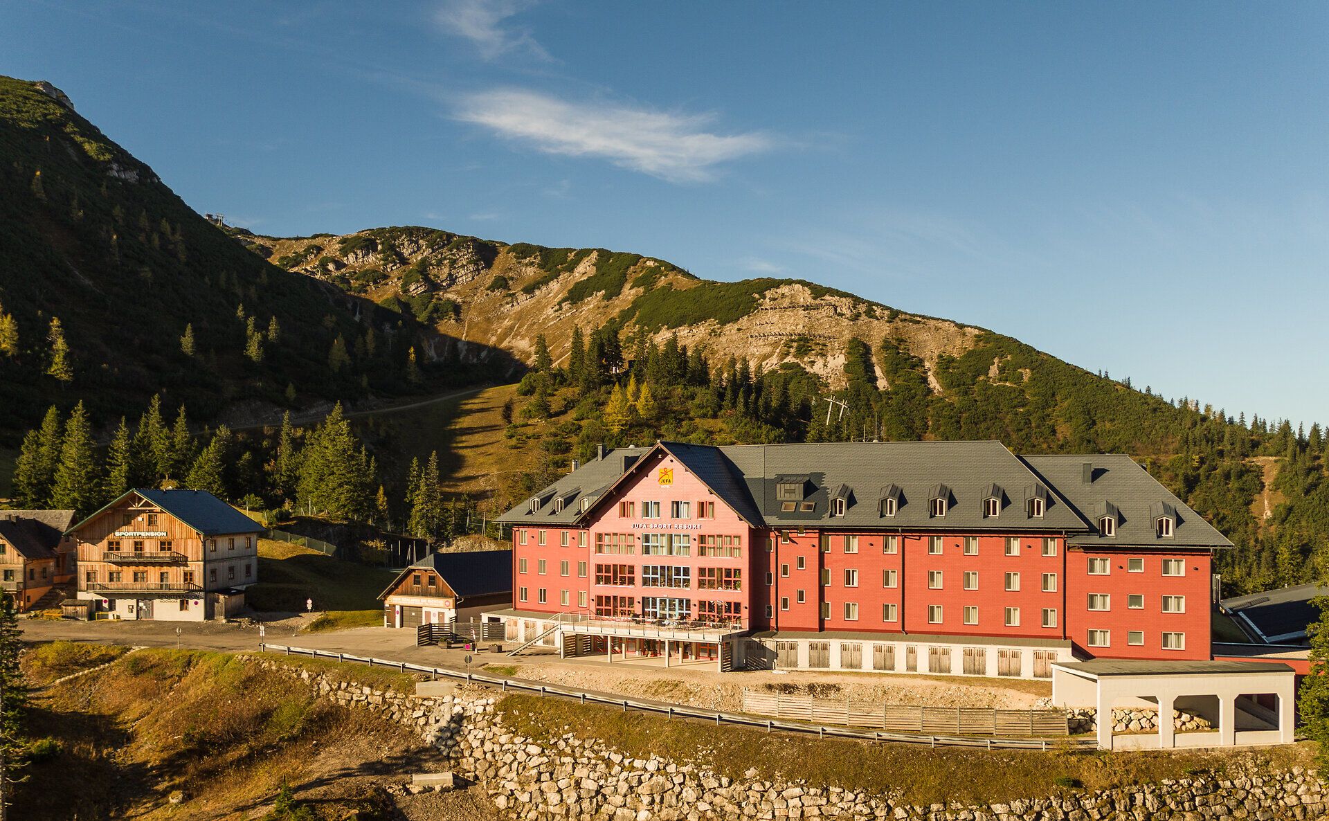 Umgeben von majestätischen Bergen und dichten Wäldern, lädt die alpine Landschaft zu unvergesslichen Abenteuern ein. Die frische Bergluft und das sanfte Rauschen der Natur schaffen eine harmonische Atmosphäre, die Wanderer und Kletterer gleichermaßen begeistert.