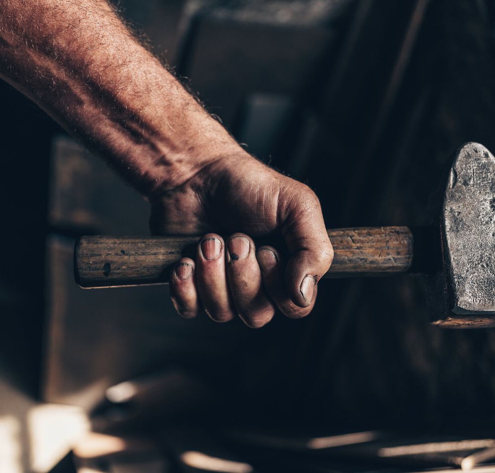 In der Schmiede am Wasser wird traditionelles Handwerk lebendig. Der Klang des Hammers auf dem Amboss erfüllt die Luft und erzählt Geschichten von Geschicklichkeit und Leidenschaft. Hier, wo die Kunst des Schmiedens auf die Schönheit der Natur trifft, spüren Besucher die Kraft des Handwerks.