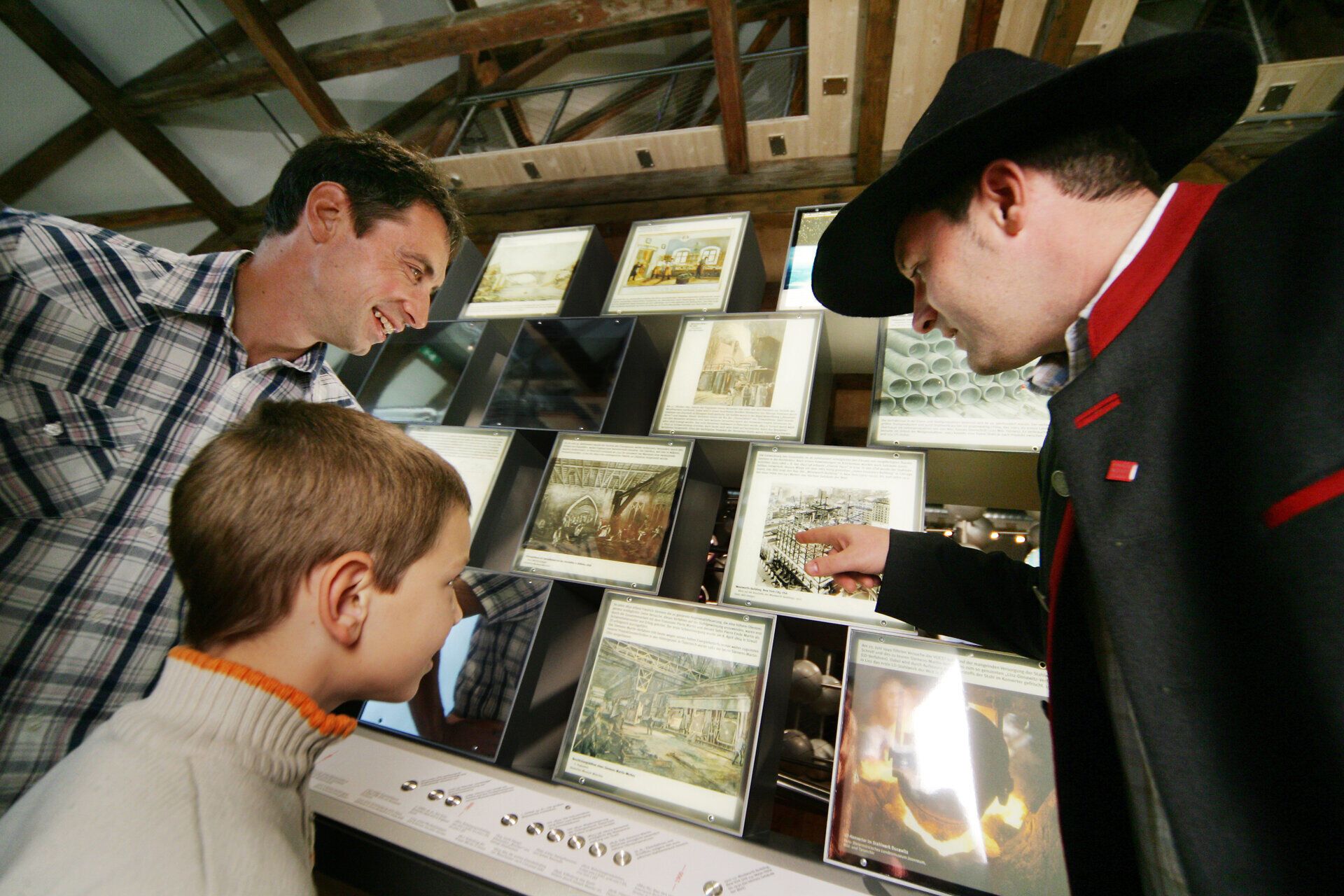In der faszinierenden Welt des Eisens erleben Besucher die Kunst des Schmiedens hautnah. Ein leidenschaftlicher Schmied erklärt den kleinen Gästen die Geheimnisse des Handwerks, während die funkelnden Werkzeuge und die glühenden Eisenstücke eine magische Atmosphäre schaffen. Hier wird die Tradition lebendig und die Neugier der jungen Entdecker geweckt.