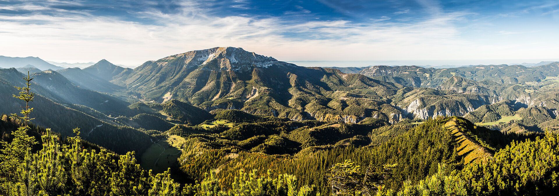Die majestätischen Gipfel des Ötschers erheben sich stolz über die sanften Hügel des Mostviertels. Hier, wo die Natur in voller Pracht erblüht, laden die klaren Luft und die atemberaubenden Ausblicke zu unvergesslichen Wanderungen ein. Ein wahres Paradies für Naturliebhaber und Abenteurer.