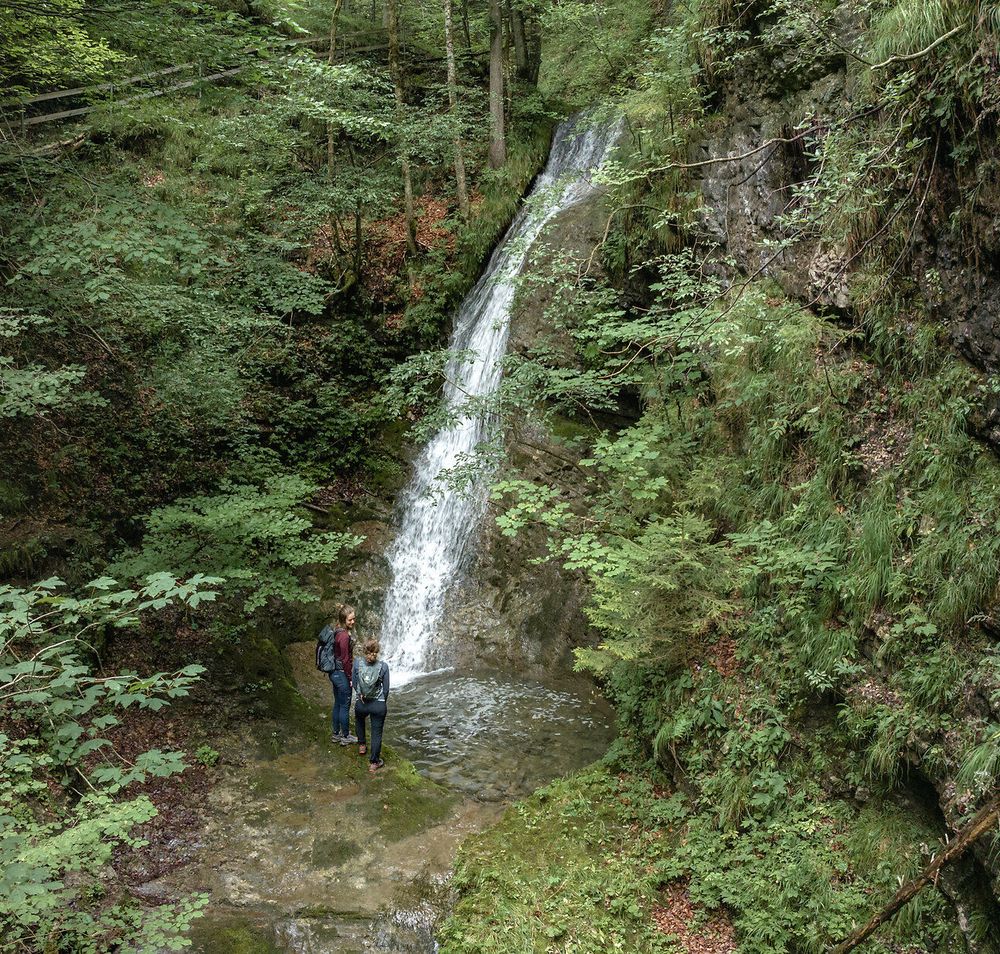 Umgeben von üppigem Grün und dem sanften Rauschen des Wassers, laden die Kogler Wasserfälle zu einer erfrischenden Auszeit in der Natur ein. Hier, wo die Ybbstaler Alpen ihre Schönheit entfalten, können Wanderer die friedliche Atmosphäre und die beeindruckenden Ausblicke genießen.
