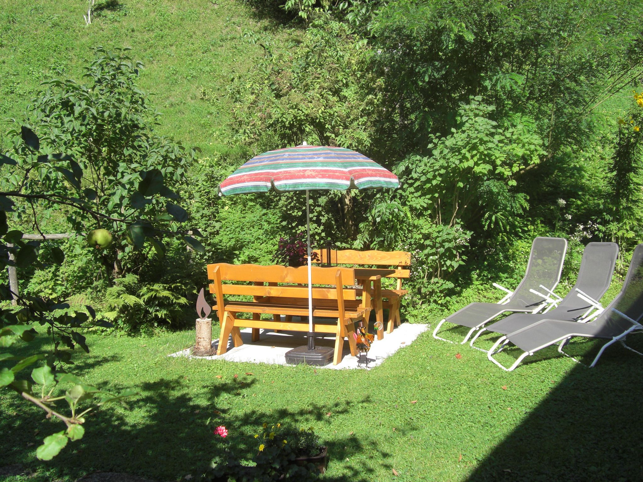 Der Garten lädt zum Entspannen ein.