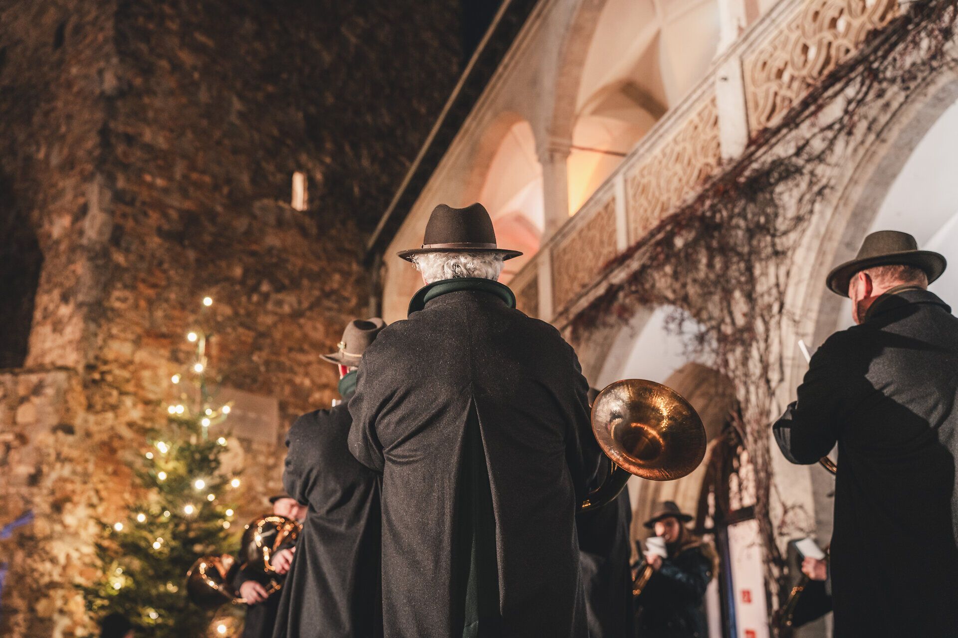 Bläsergruppe gibt weihnachtliche Stücke zum Besten.