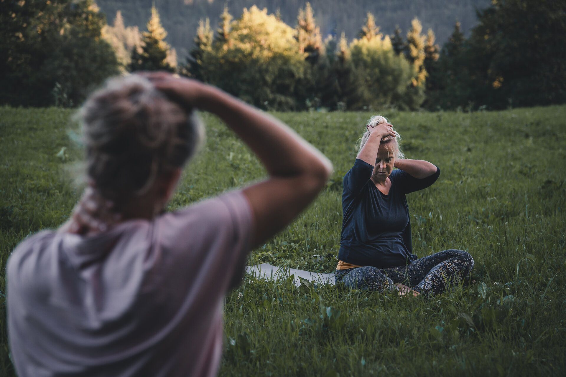 Inmitten der malerischen Landschaft des Ötschers praktizieren zwei Frauen Yoga, umgeben von der beruhigenden Natur. Die sanften Bewegungen und die frische Bergluft schaffen eine harmonische Atmosphäre, die Körper und Geist belebt. Hier, wo die Stille der Berge auf die innere Ruhe trifft, wird jeder Atemzug zu einem Moment der Achtsamkeit.