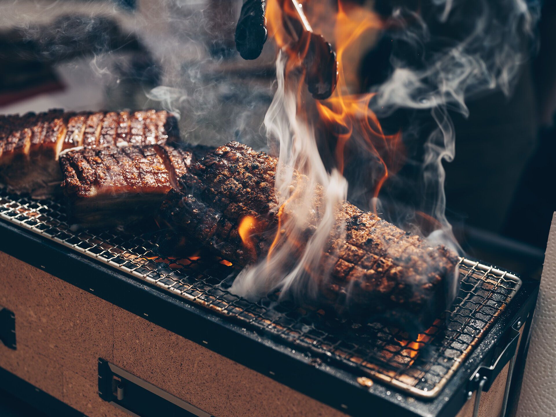 Ein verführerischer Duft von gegrilltem Fleisch erfüllt die Luft, während die Flammen lebhaft um die saftigen Stücke tanzen. Hier, inmitten einer lebhaften Veranstaltung, genießen die Gäste die kulinarischen Köstlichkeiten des Street Foods und lassen sich von der geselligen Atmosphäre mitreißen.