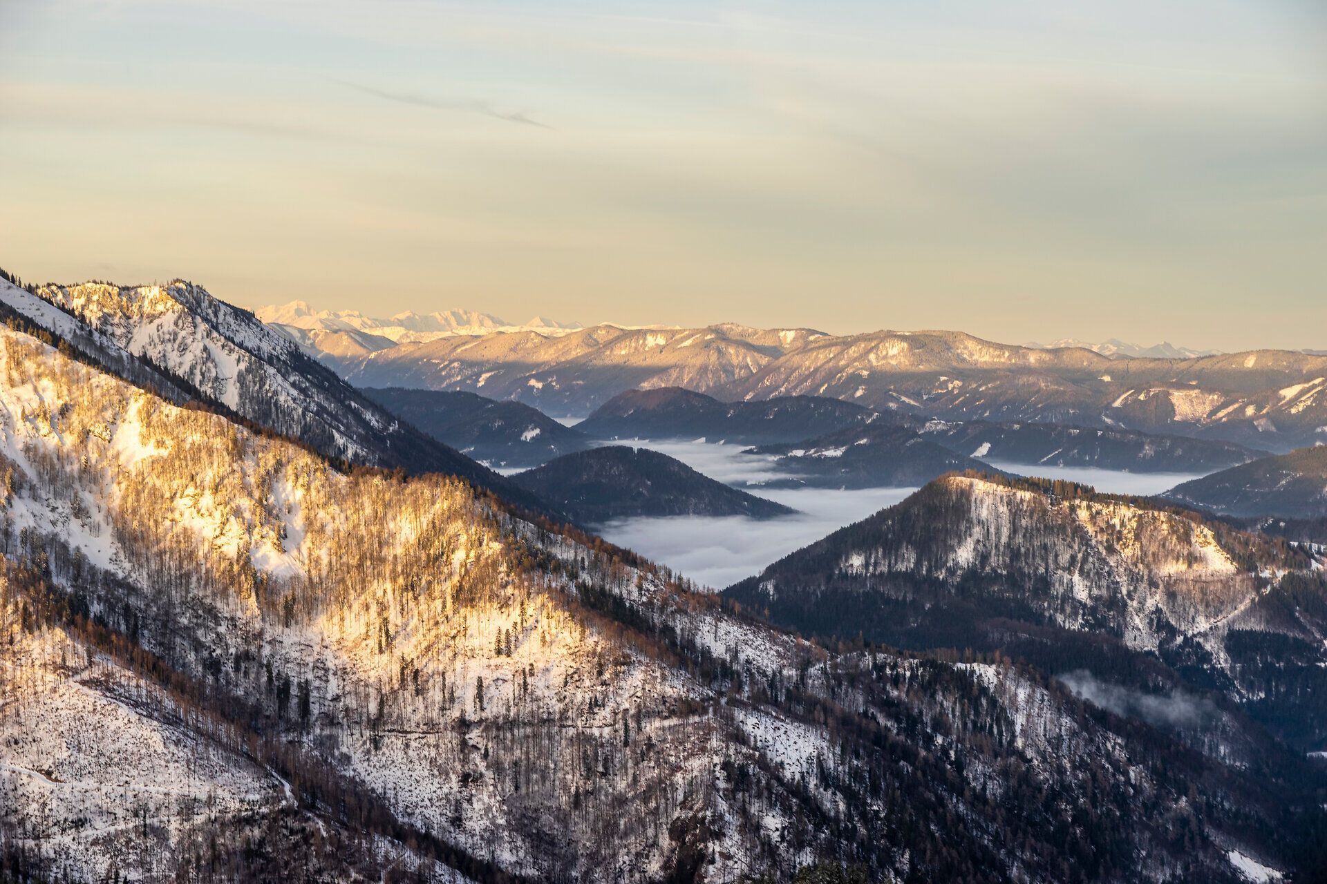 Die schneebedeckten Gipfel der Ybbstaler Alpen strahlen in der Morgensonne und laden zu einem unvergesslichen Skitag ein. Die klare, frische Luft und die unberührte Winterlandschaft schaffen eine Atmosphäre der Ruhe und Erholung. Hier, wo die Natur in ihrer schönsten Form erstrahlt, wird jeder Schwung auf den Pisten zum Erlebnis.