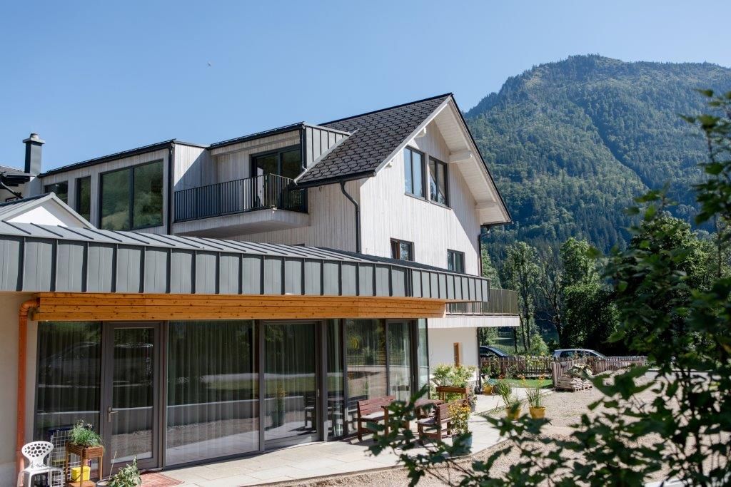 Moderne Ferienwohnung mit Bergblick und Terrasse.