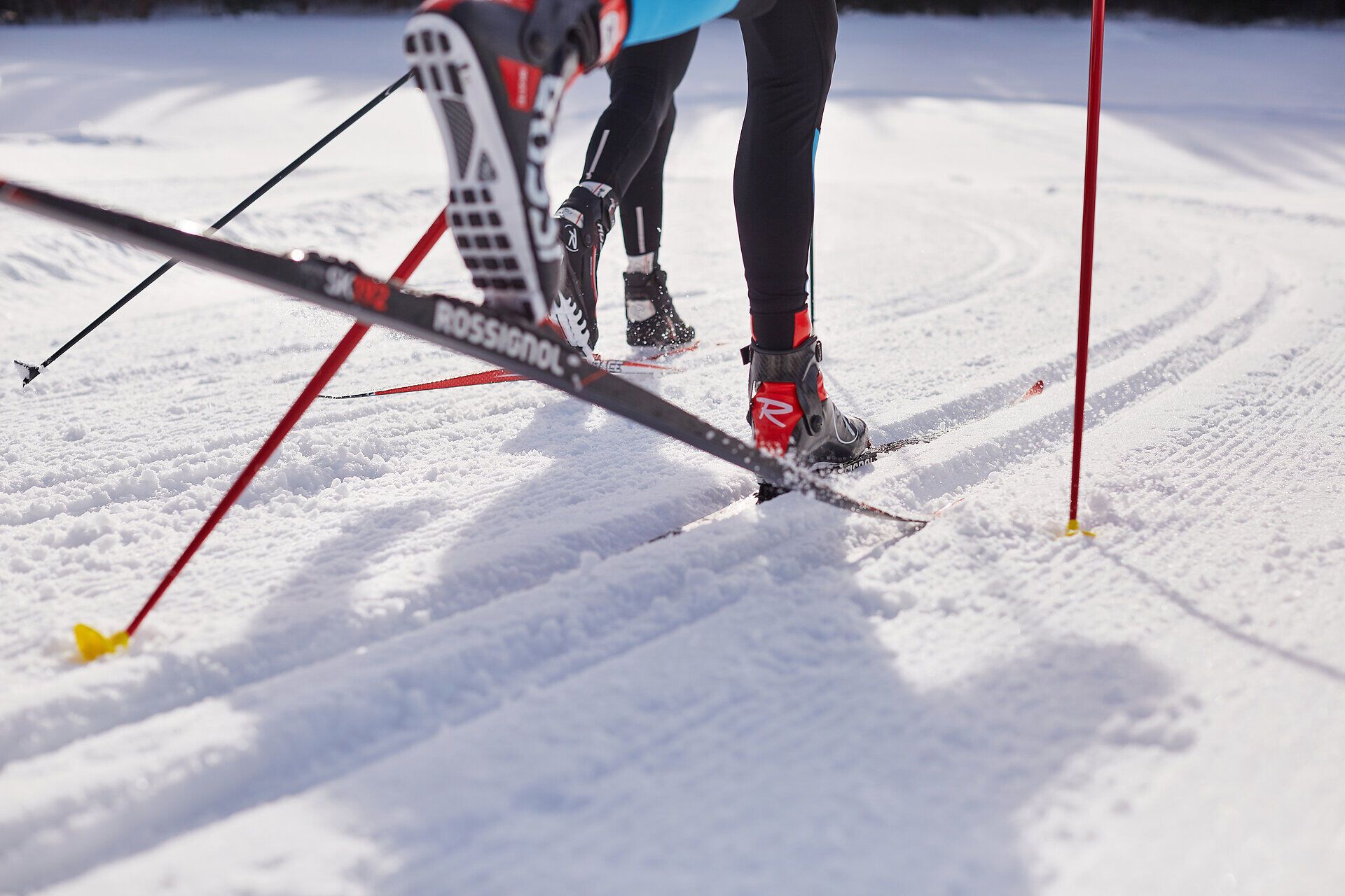 Die glitzernde Schneedecke lädt zu einem unvergesslichen Langlauferlebnis ein. Die frische, klare Winterluft umhüllt die Sportler, während sie durch die malerische Landschaft gleiten. Hier, im Herzen des Mostviertels, wird der Winter zum Abenteuer.