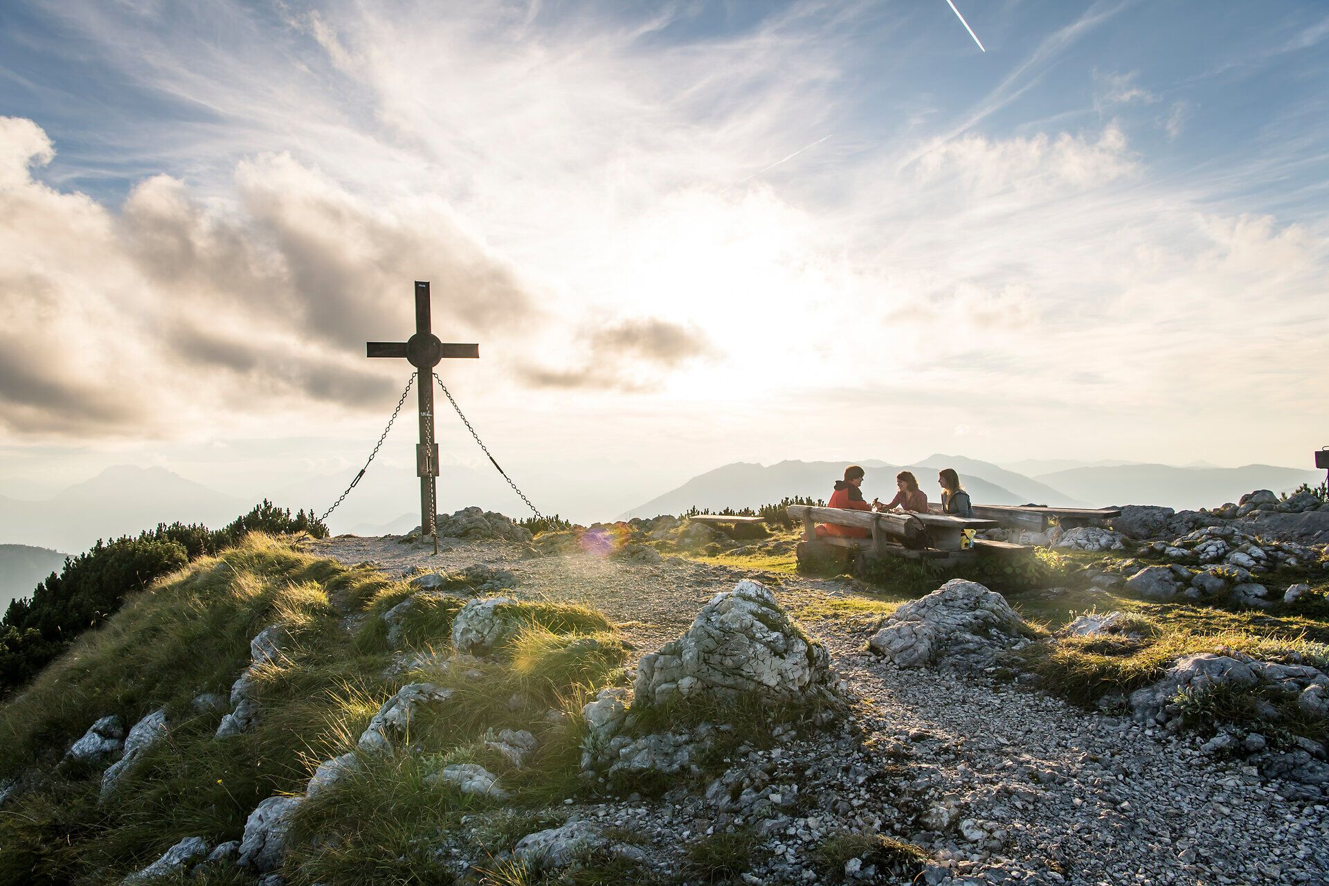 Die sanften Hügel des Hochkars laden zu einer erholsamen Auszeit in der Natur ein. Hier, wo die Luft frisch und klar ist, genießen Wanderer die atemberaubende Aussicht auf die umliegenden Berge und die unberührte Landschaft. Ein Ort, der zum Verweilen und Träumen einlädt.