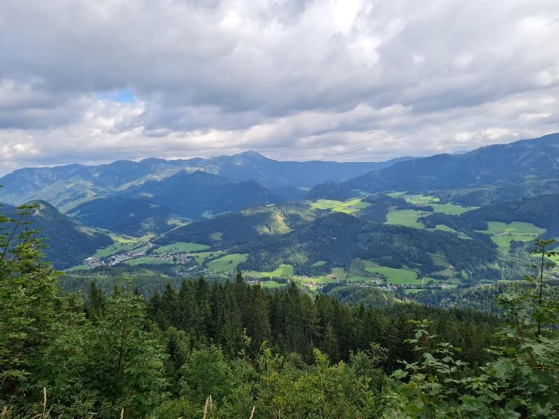 Ausblick auf Göstling am Weg Richtung Siebenhütten.