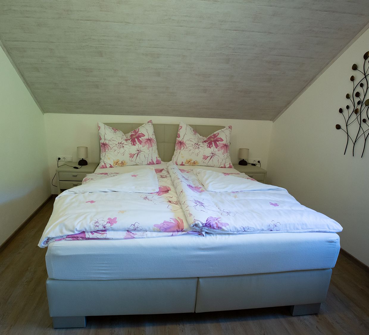geräumiges Schlafzimmer mit Balkon