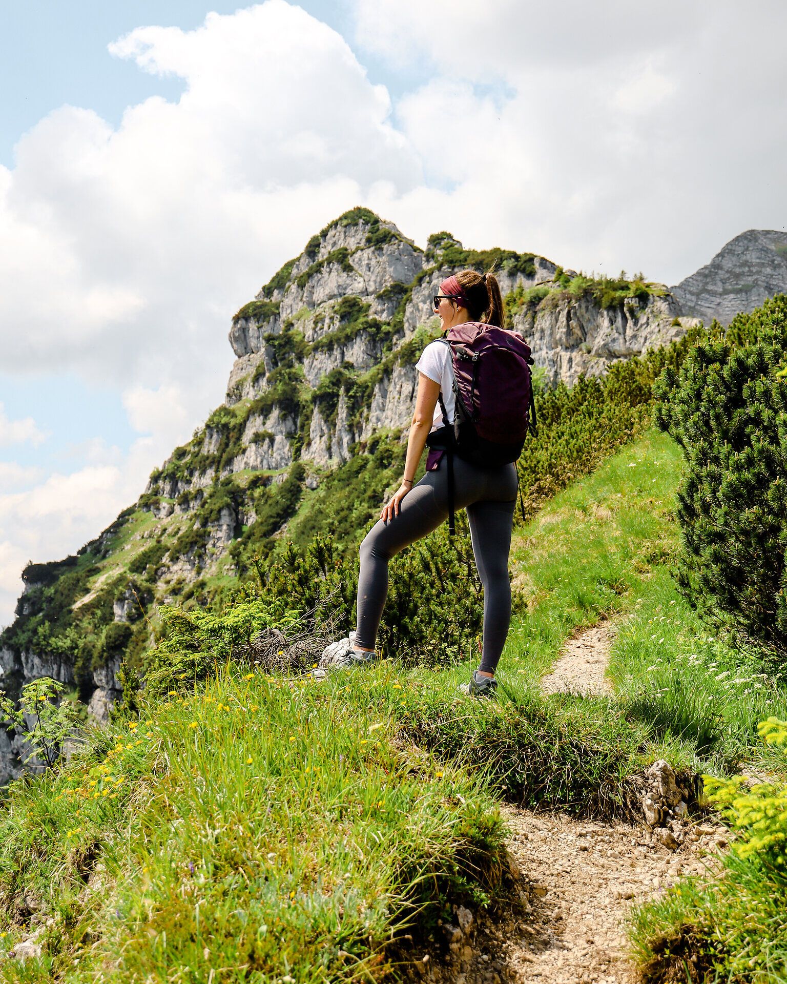 Die Wanderung entlang des Rauhen Kamms bietet atemberaubende Ausblicke auf die umliegenden Berge und das grüne Tal. Die frische Bergluft und das sanfte Rauschen der Natur laden dazu ein, die Seele baumeln zu lassen und die Schönheit der Landschaft zu genießen.