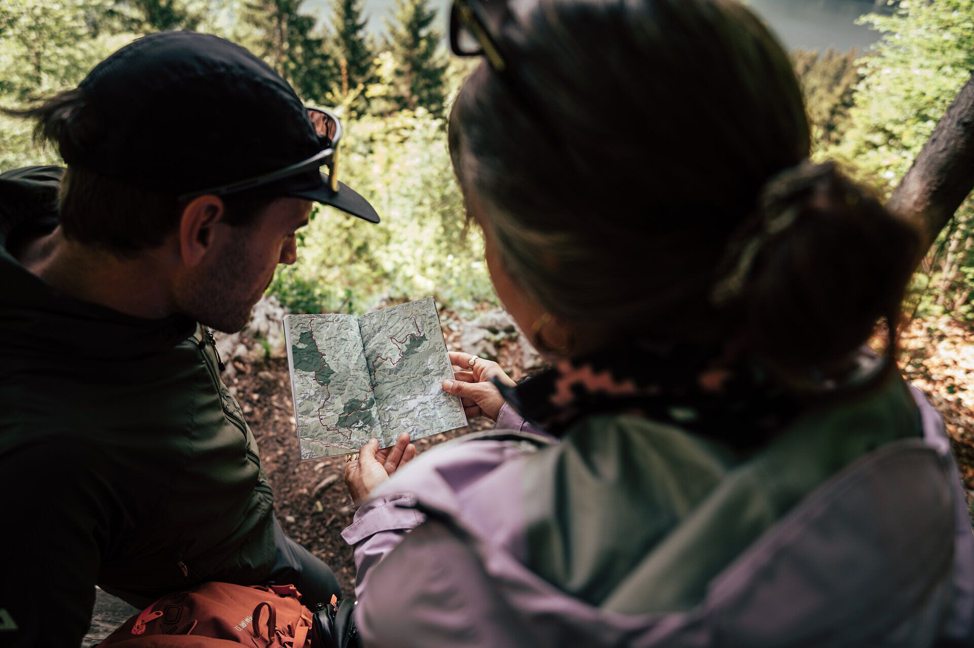 Zwei Personen orientieren sich mit einer Wanderkarte am Luchs Trail bei Lackenhof am Ötscher.