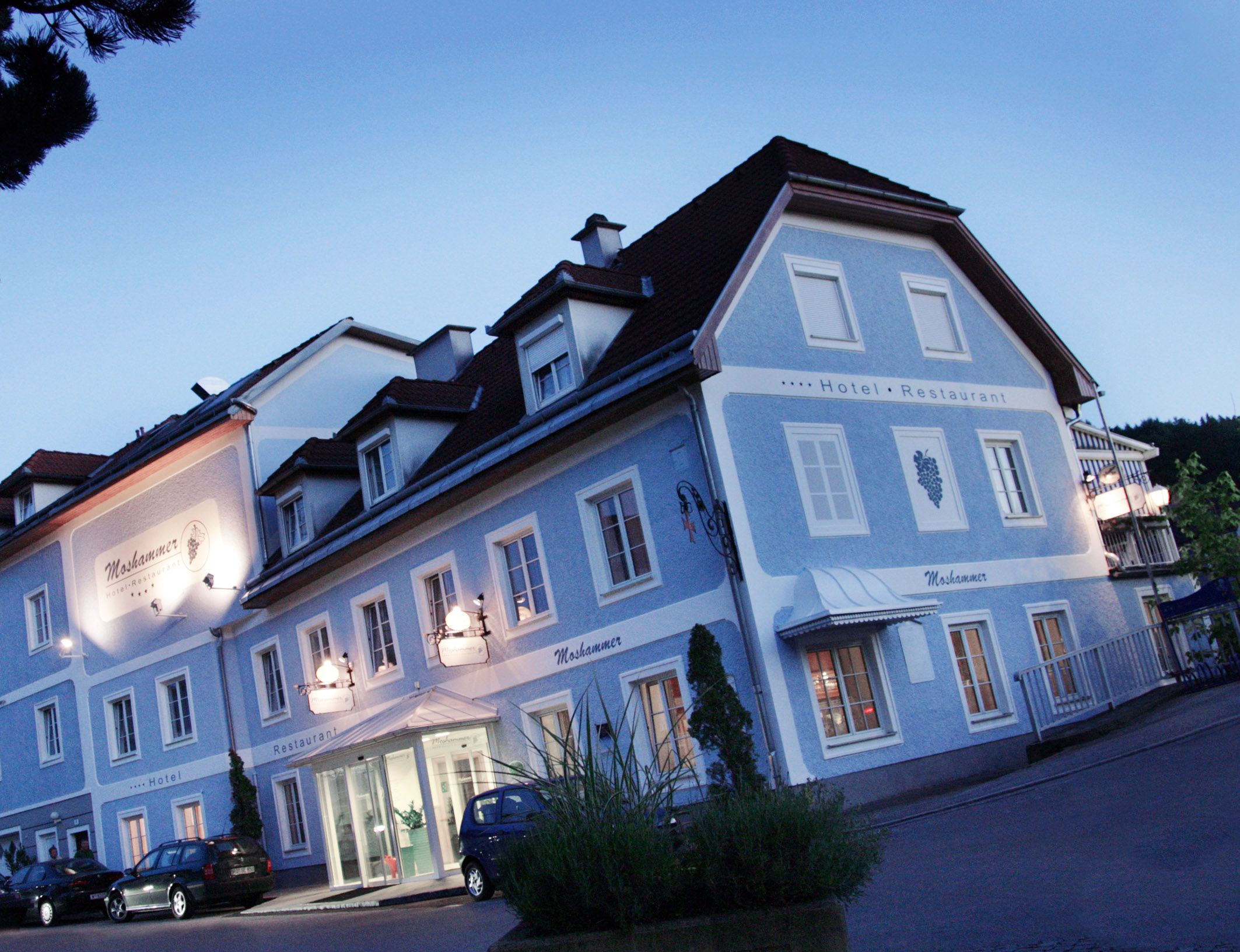 Außenansicht des Landgasthofs Moshammer bei Dämmerung.