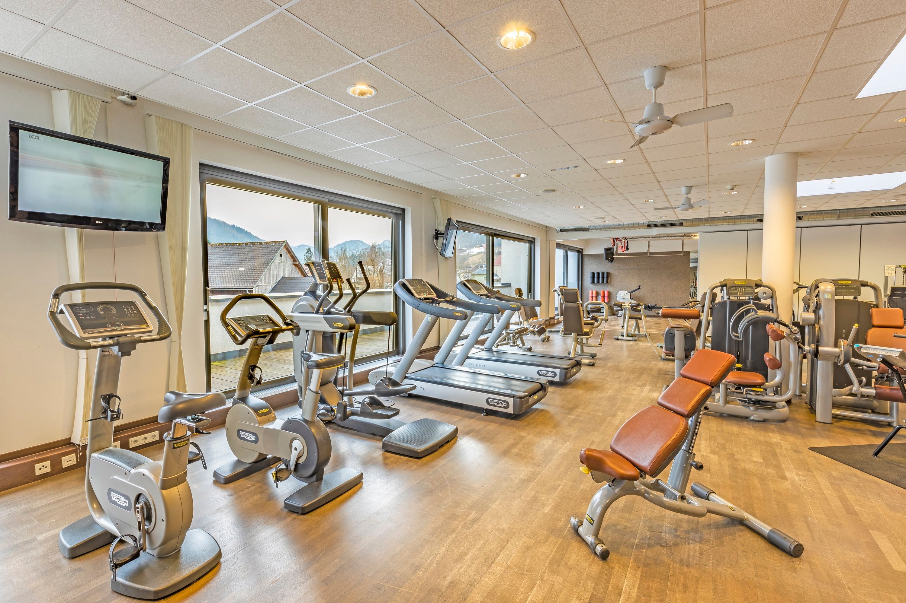 Modernes Indoor Fitnessstudio