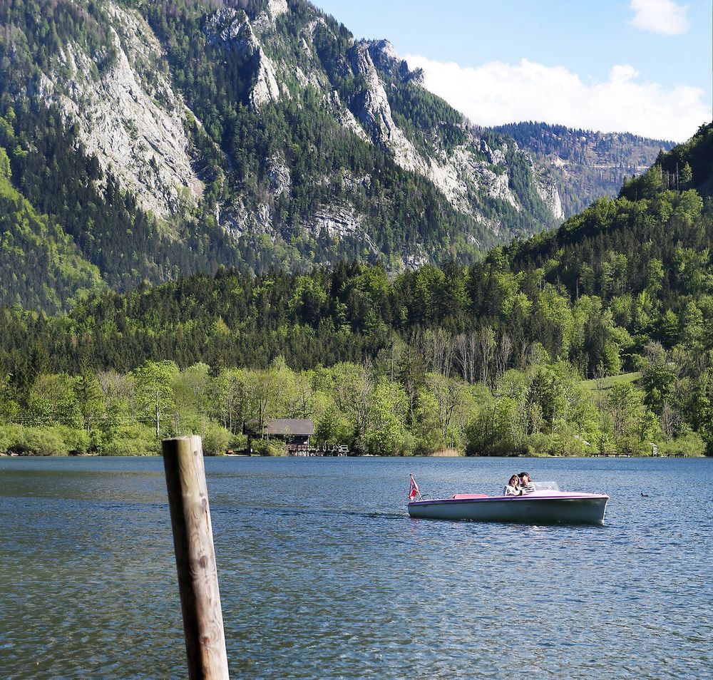 Der Lunzer See strahlt in der warmen Sommersonne und lädt zu einem romantischen Bootsausflug ein. Umgeben von den majestätischen Ybbstaler Alpen, genießen Paare die friedliche Atmosphäre und die atemberaubende Natur. Das sanfte Plätschern des Wassers und die üppige grüne Landschaft schaffen eine perfekte Kulisse für unvergessliche Momente.