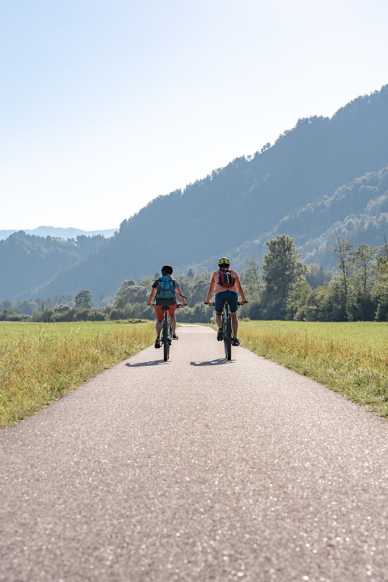 Zwei Radfahrer gleiten entspannt auf einem schmalen Weg durch die malerische Landschaft der Ybbstaler Alpen. Umgeben von saftigem Grün und majestätischen Bergen, genießen sie die frische Luft und die Ruhe der Natur. Diese Idylle lädt dazu ein, die Schönheit des Bergsommers in vollen Zügen zu erleben.