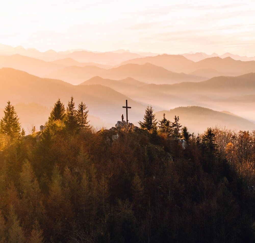 Die sanften Hügel des Mostviertels erstrahlen im warmen Licht des Herbstes, während die Bäume in leuchtenden Farben leuchten. Ein Kreuz auf dem Gipfel lädt Wanderer ein, die atemberaubende Aussicht auf die umliegenden Berge und Täler zu genießen. Hier, wo die Natur in voller Pracht erblüht, findet jeder Besucher einen Ort der Ruhe und Inspiration.
