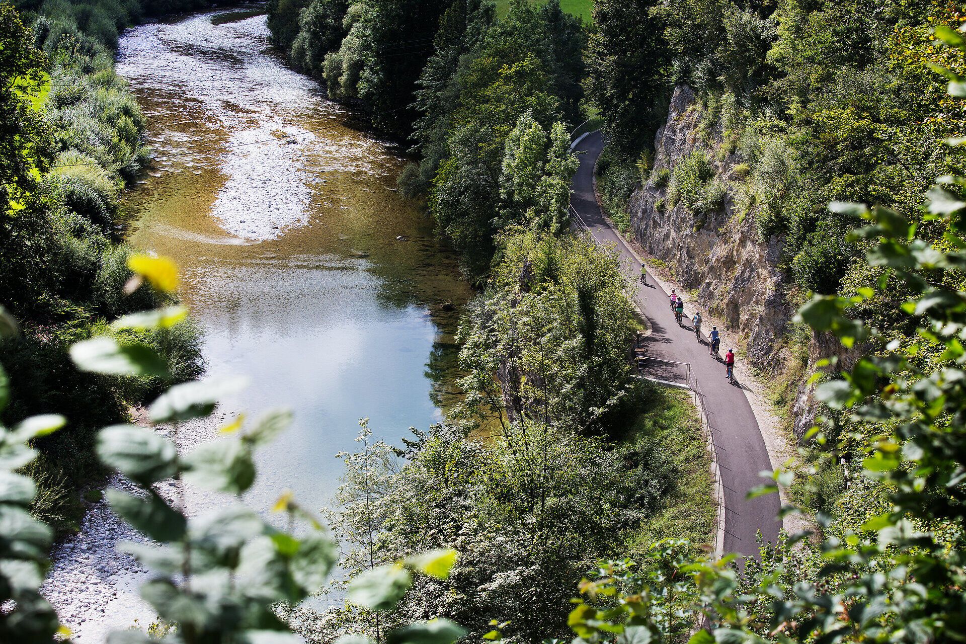 Entlang des Ybbstalradwegs schlängelt sich der Weg malerisch am Ufer des glitzernden Flusses. Die üppige Vegetation und die sanften Hügel schaffen eine einladende Atmosphäre für Radfahrer und Wanderer, die die Schönheit der Natur genießen möchten.