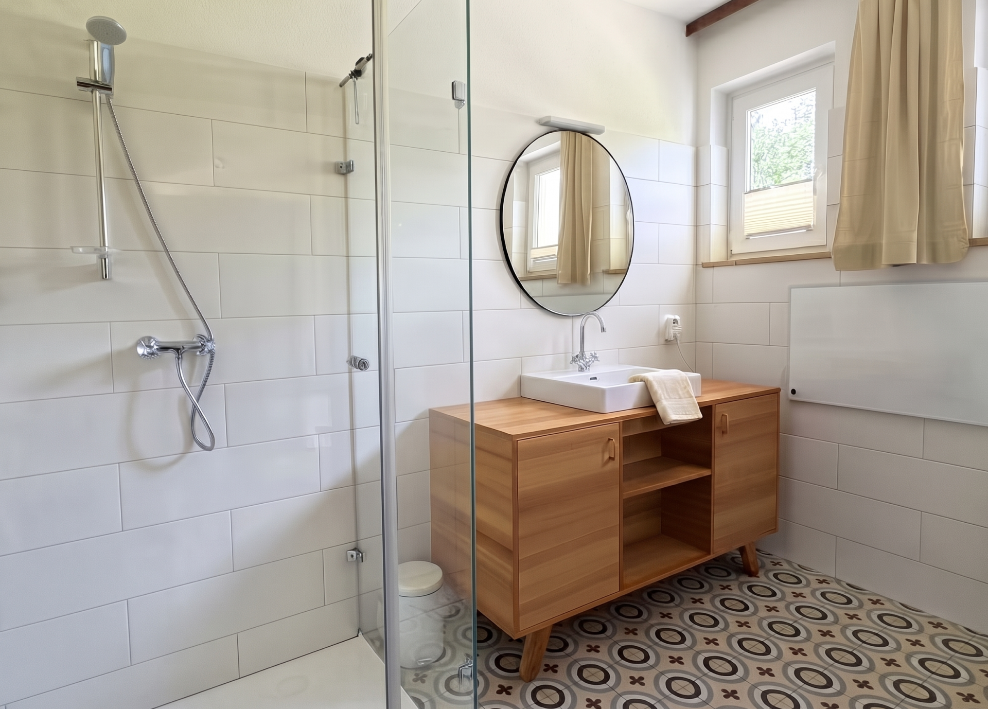 Modernes Badezimmer mit Dusche, Waschbecken und Holzschrank.