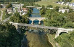 Die sanften Hügel der Ybbstaler Alpen umarmen die malerischen Brücken, die über glitzernde Gewässer führen. Hier, wo die Natur in voller Blüte steht, lädt der Ybbstalradweg Radfahrer ein, die atemberaubende Landschaft und die frische Bergluft zu genießen.