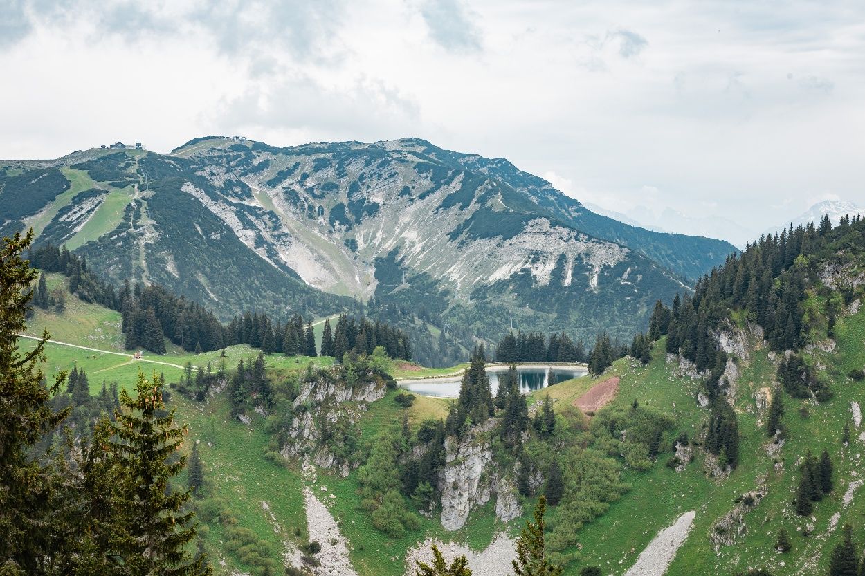Blick auf den Bergsee am Hochkar